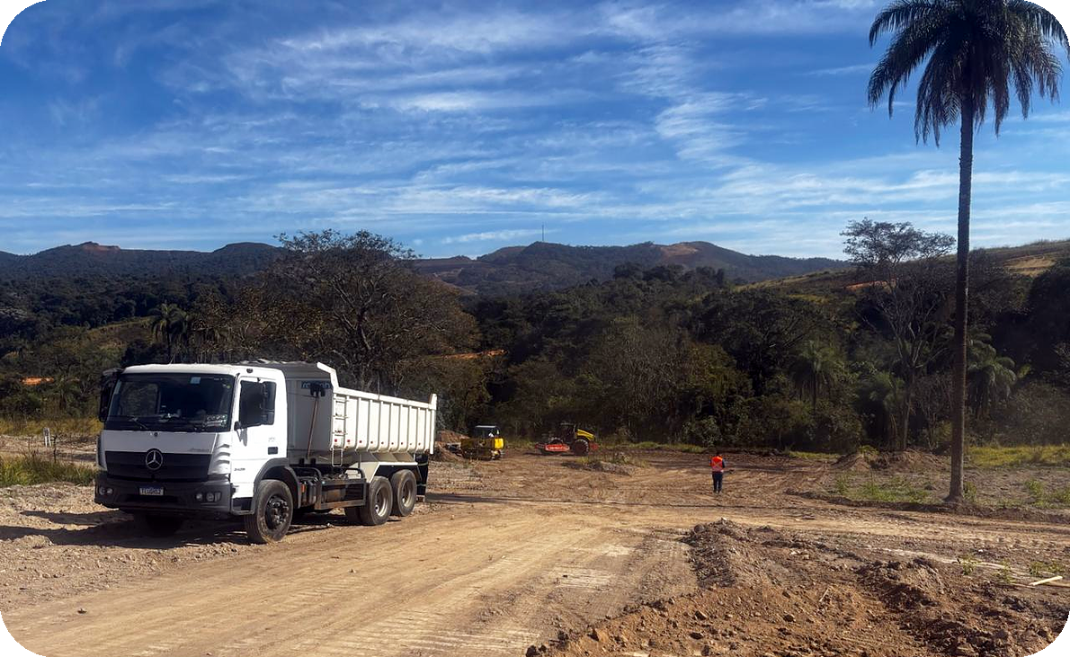 Caminhão e máquinas trabalhando nas obras do Alta Vista
